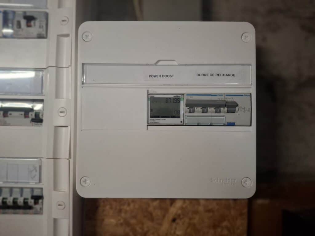 Électricien IRVE installant une borne de recharge à Lyon Est
