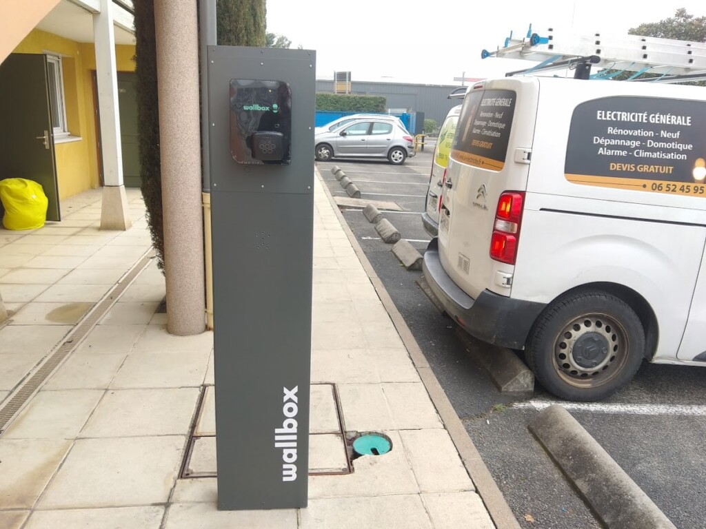 Borne de recharge extérieure Wallbox sur pied installée par SA Électricité