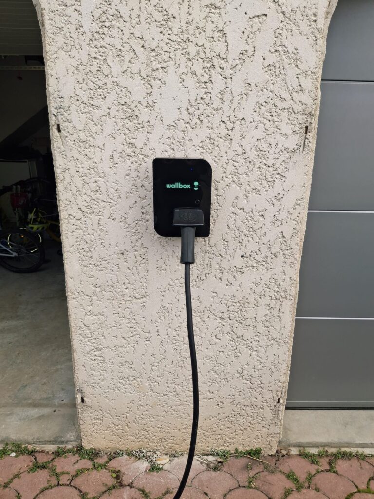 Installation d’une borne de recharge Wallbox IRVE sur façade extérieure maison individuelle en Nord-Isère